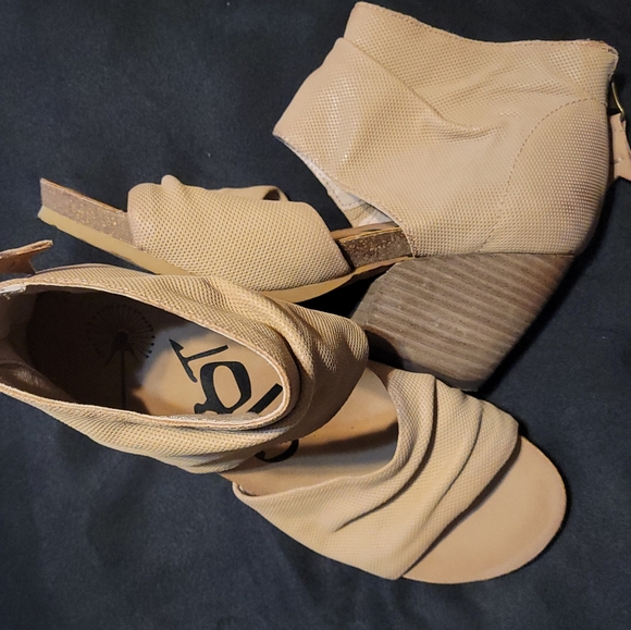 Never worn heels - Picture 7 of 9